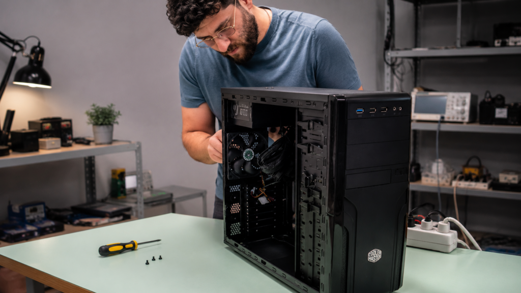 Alessandro Debbia assembla un computer personalizzato nel laboratorio BIT BY BIT informatica e sicureza per offrire assistenza informatica e soluzioni su misura a privati e aziende.